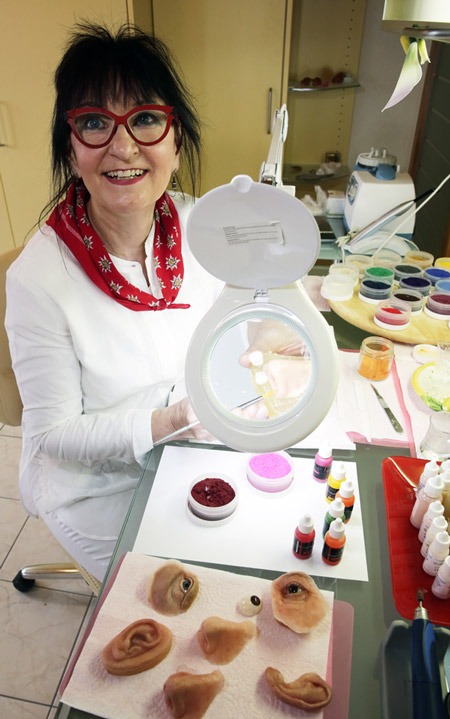 Silvia Dehnbostel an ihrem Arbeitstisch: sie modelliert Gesichtsteile aus medizinischem Silikon, sogenannte Epithesen.