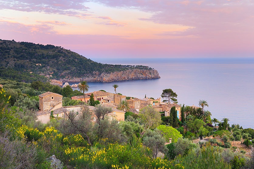 Die Insel Mallorca in der Abendröte.