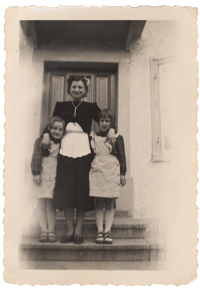 Schwarzweissfoto: Elvira Notari mit ihrer Schwester und Mutter im Hauseingang des Gasthauses.