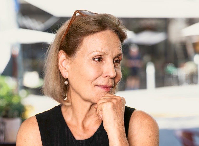 Marthe Keller im Gespräch mit der Zeitlupe, im sommerlichen Zürich in einem Café.