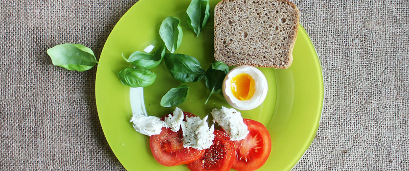 Essen für die Schönheit: Ein Teller mit Tomaten, Ei, Vollkornbrot und Quark. 