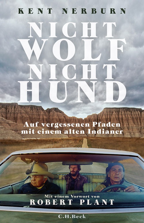 Buchcover «Nicht Wolf nicht Hund. Auf vergessenen Pfaden mit einem alten Indianer»: Zwei Indiander und ein Weisser in einem Auto, im Hintergrund ein Gebirgszug. 