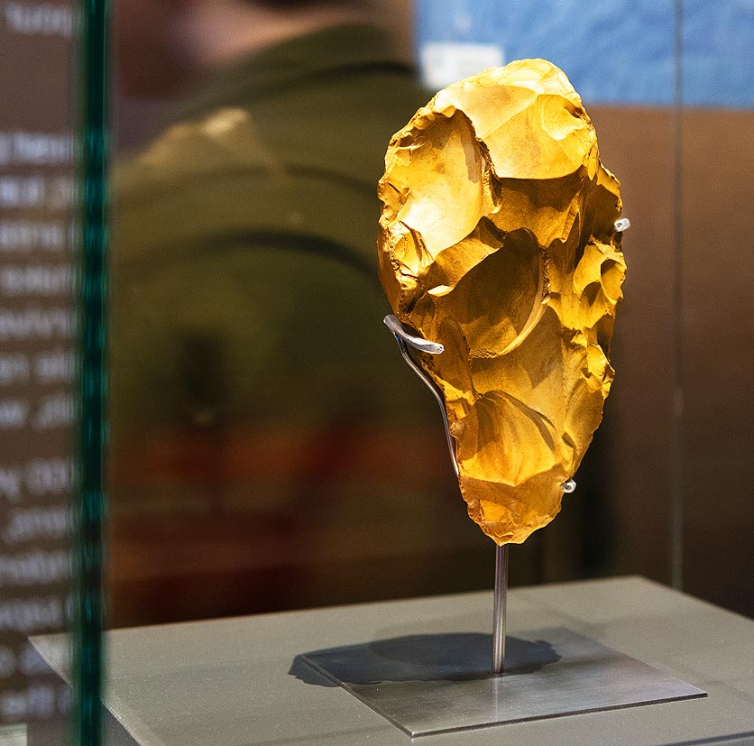 Der berühmte Faustkeil von Pratteln gilt als der älteste bisher gefundene Beweis menschlicher Präsenz in der Schweiz (um 300’000 v. Chr.).