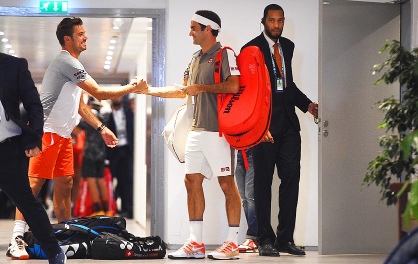 Stan Wawrinka und Roger Federer begrüssen sich vor dem Viertelfinal an den French Open 2019.