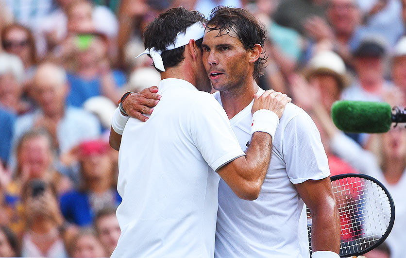 Roger Federer gratuliert Rafael Nadal in Wimbledon 2019 zum Sieg.