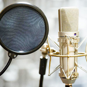 Ein Mikrofon und ein Poppschutz in einem Tonstudio