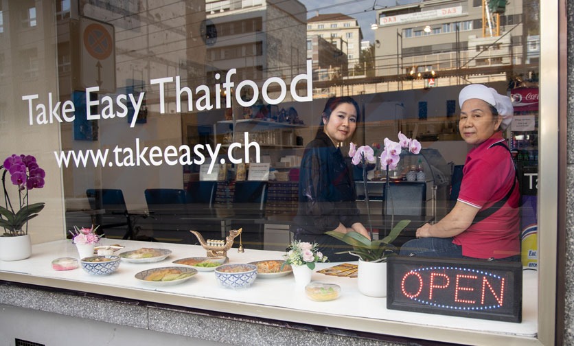 Portrait durch die Schaufensterscheibe: Mutter und Tochter führen zusammen das Take Easy Thaifood.