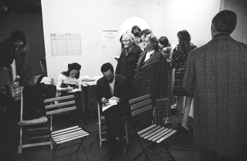 Besucherinnen und Besucher vor dem Büchertisch der Limmatbuchhandlung in der Ausstellung Frauen sehen Frauen.  Foto: Ruth Vögtlin, 1975