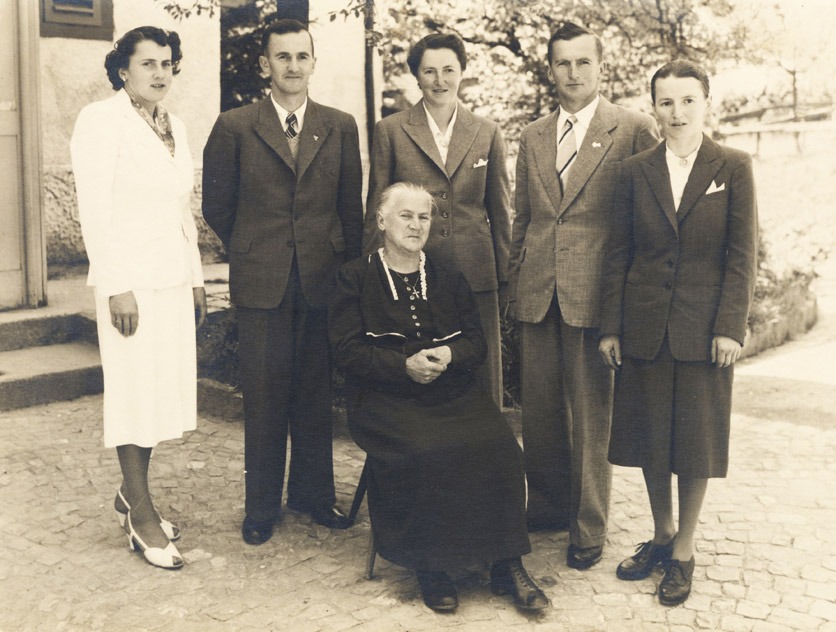 Schwarzweiss-Foto von 1950: Grossmutter von Therese Bütler mit ihren sechs erwachsenen Kindern.
