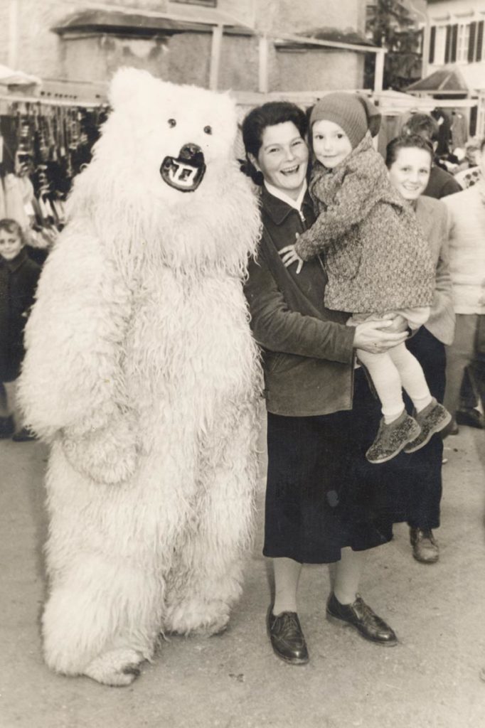 historisches Foto: Ein lebensgrosser Eisbär auf dem Jahrmarkt in Flums, 1958.