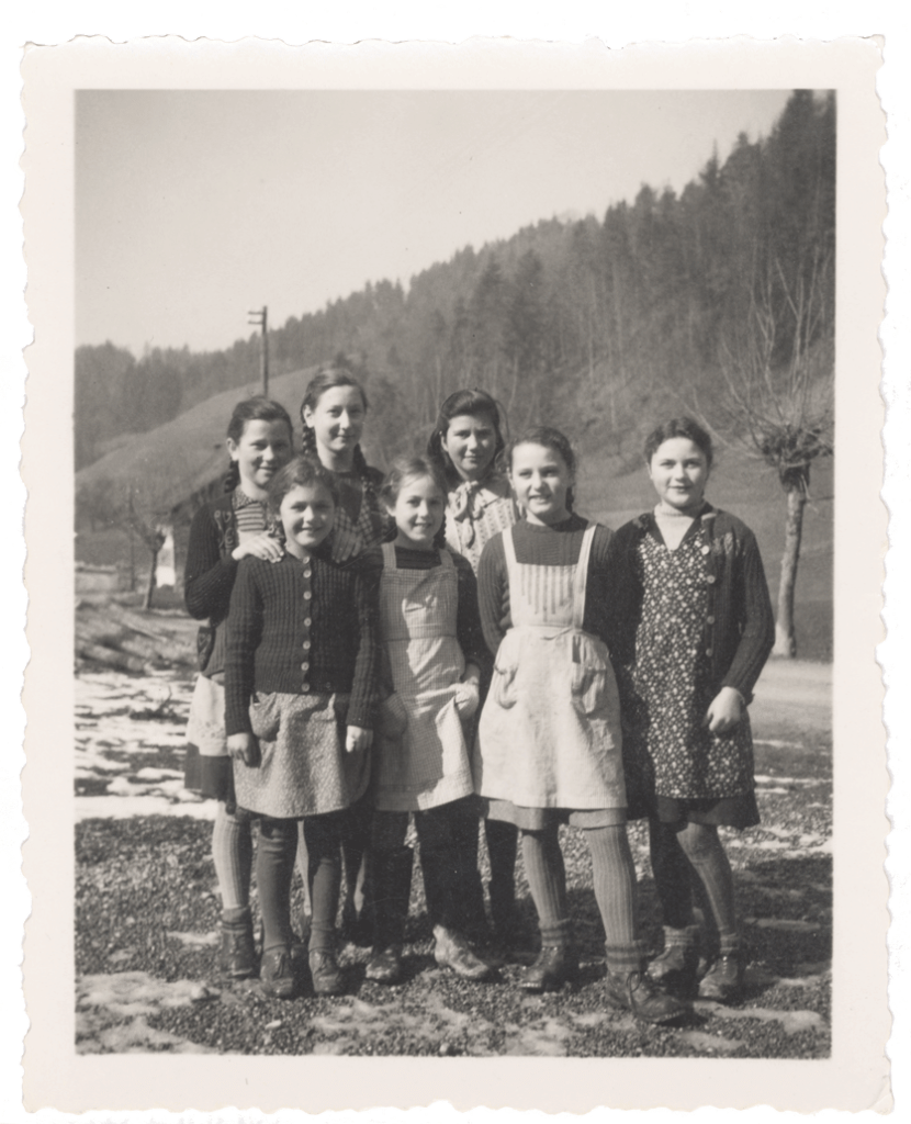 Historisches Foto: «Arbeitschülerinnen» in Steinenbach.