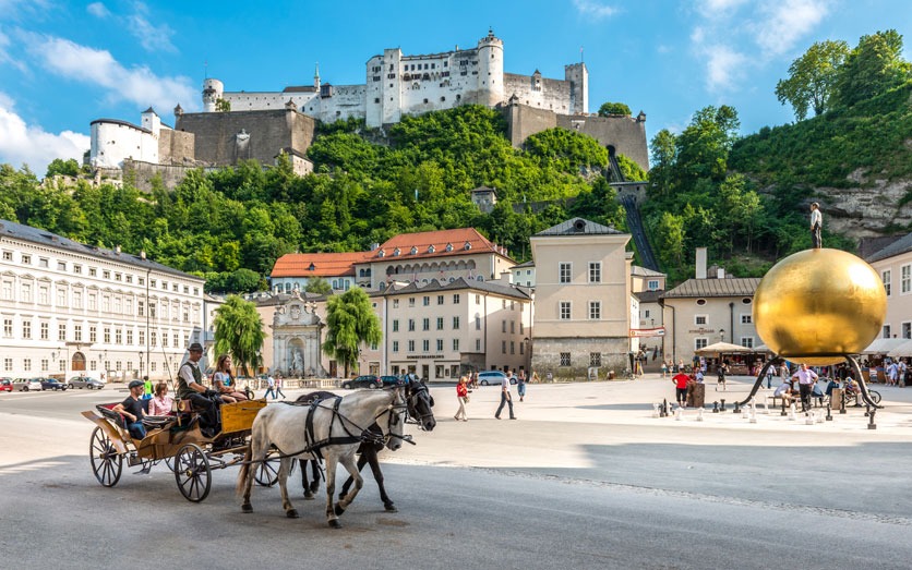 Kapitelplatz in Salzburg mit Festungsblick