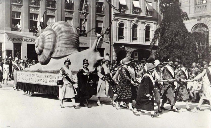 Schwarzweissfoto einer Frauen-Demonstration im Jahr 1928.