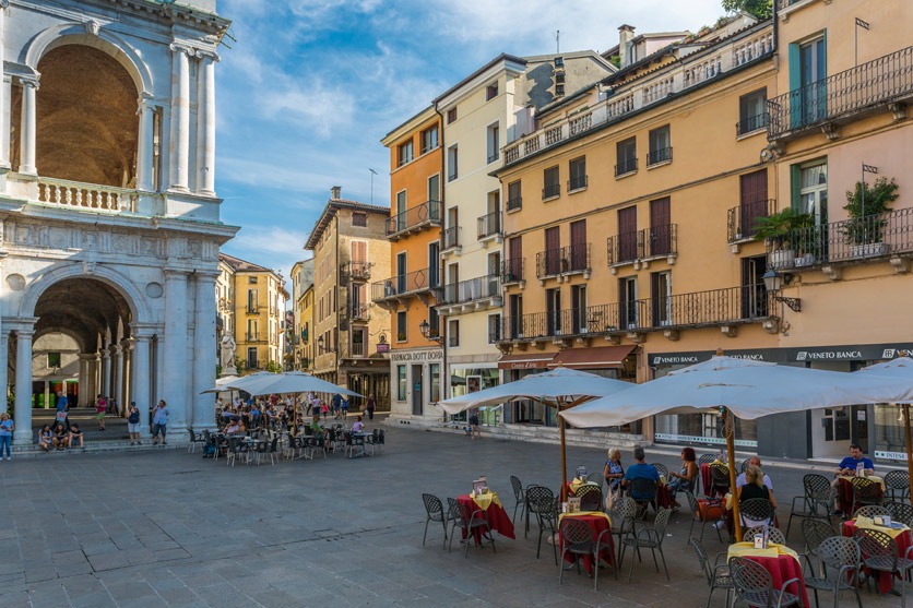 Cafés und Architektur auf der Piazza Signori in Vicenza, Italien.