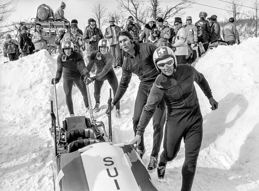 Das Team Schweiz 1 macht im Februar 1972 bei den Olympischen Winterspielen in Sapporo, Japan, den Bob startklar. Das Team, von rechts nach links, Jean Wicki, Edy Hubacher, Hans Leutenegger, Werner Camichel gewinnt Gold.