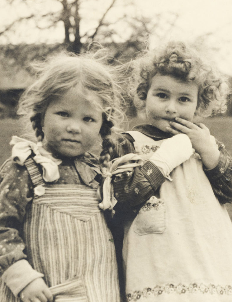 «Luusmeitschi»: altes Foto von zwei kleinen Cousinen mit Konfi-verschmiertem Gesicht.