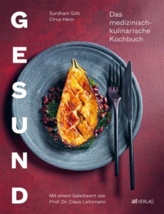 Kochbuch Cover: ein grauer Teller mit einer gebratenen Aubergine, dunkelroter Hintergrund.