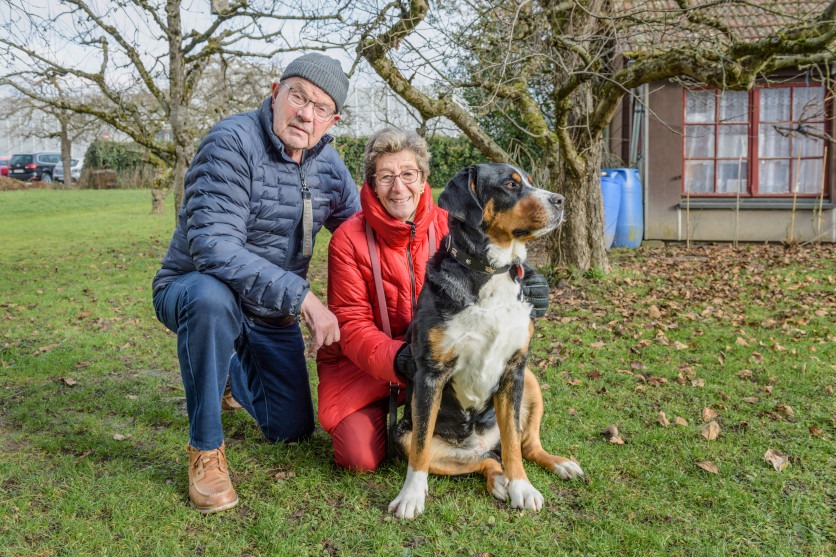 Hundehalterin Marcella Karrer mit ihrem Lebenspartner Hans-Peter Graber und Hund Stell
