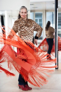 Nina Cort tanz mit rotem Tuch in vor dem Spiegel in ihrem Atelier.