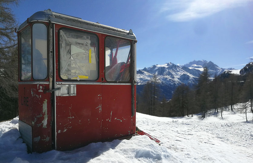 Das Pistenmaterial wird in Bürchen im Walliser Skigebiet Moosalp-Region in einer alten Gondel verstaut.