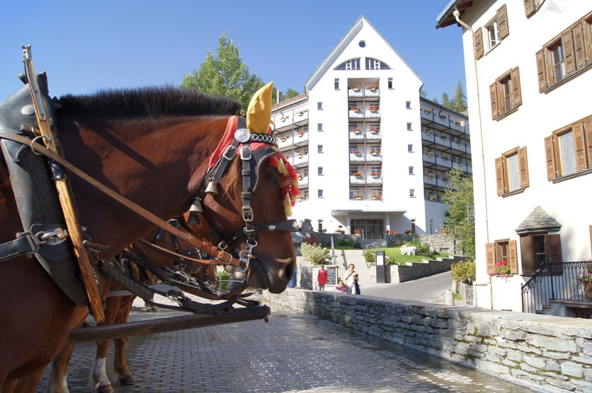 Vor dem Hotel Schweizerhof in Sils steht eine Pferdkutsche