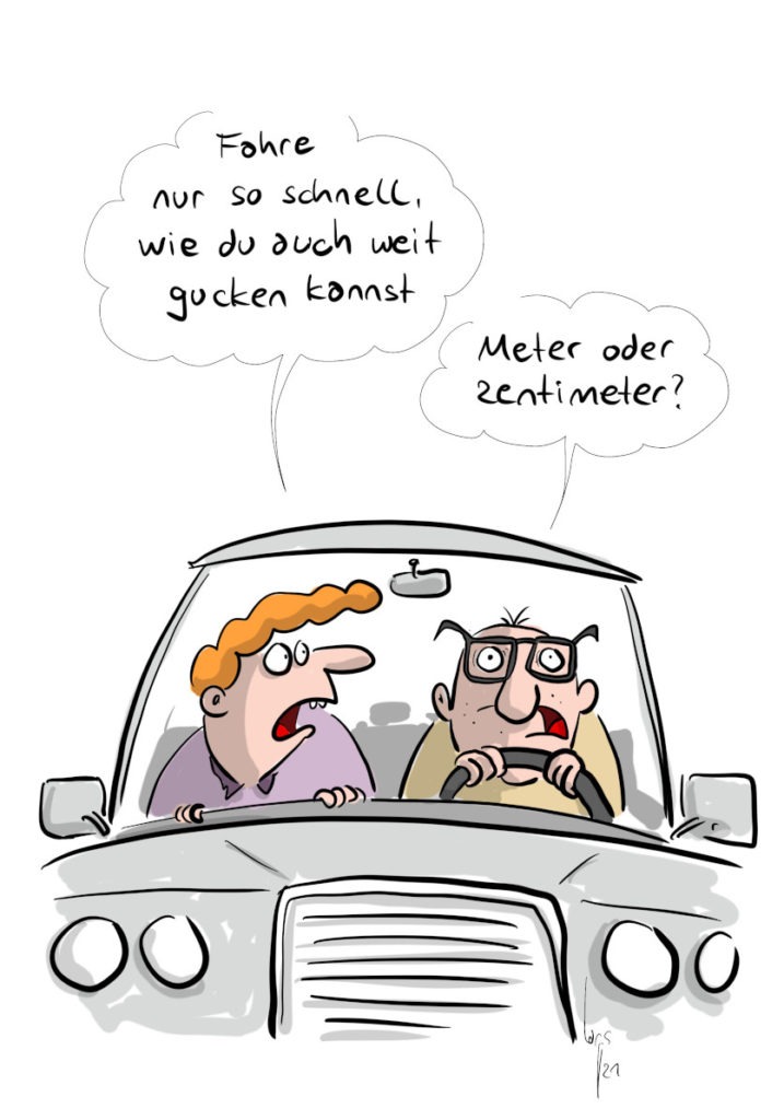 Cartoon: Ein Seniorenpaar sitzt im Auto, er am Steuer. Sie sagt zu ihm: Fahr nur so schnell wie Du auch weit gucken kannst. Darauf fragt er zurück: Meter oder Zentimeter?