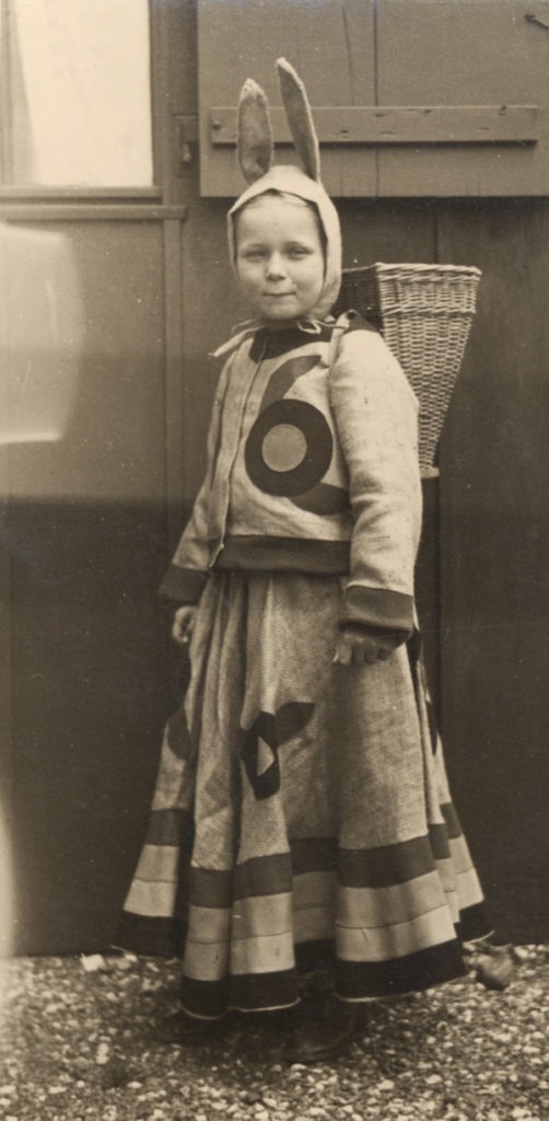 Schwarzweissfoto eines Mädchens im Osterhasenkostüm