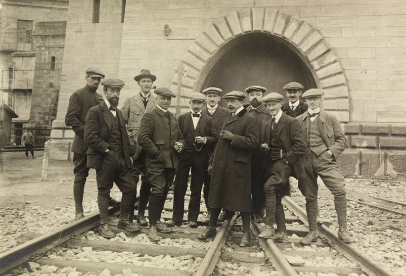 Eine Gruppe Bauingenieure posiert am Nordportal des Simplontunnels, ca. 1912