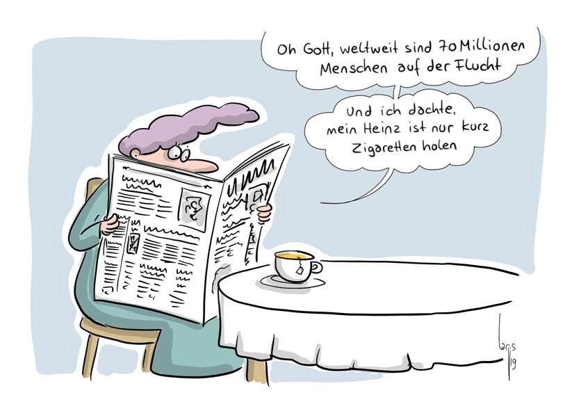 Cartoon von Mario Lars: Eine Seniorin sitzt am Tisch und liest Zeitung. Sie denkt: "Oh Gott, weltweit sind 70 Millionen Menschen auf der Flucht. Und ich dachte, mein Heinz ist nur kurz Zigaretten holen. 