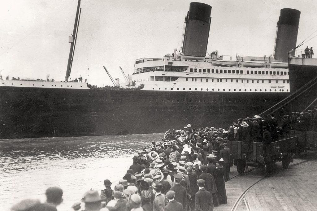 1912 Southampton:  Passagiere stehen in einer Schlange um auf der Titanic einzuchecken. 
