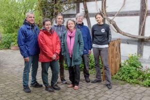 Regina Frey (3. vr) zusammen mit Flüchtlingen aus der Ukraine und einem Mitarbeiter (2. vr) am Montag (25.04.22) an ihrem Wohnort in Berg am Irchel.