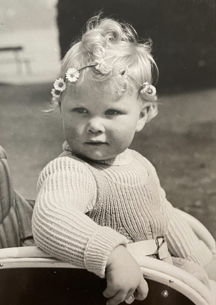 Schwarzweissfoto: ein kleines Mädchen mitmit Blumenkranz im Haar