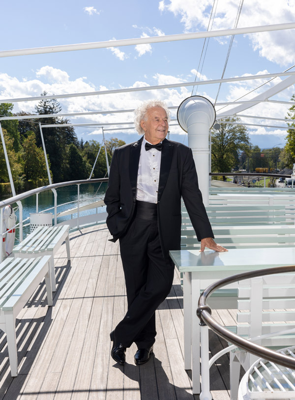 Werner Kauer, Gentleman auf See, im Smoking auf einem Schiff.