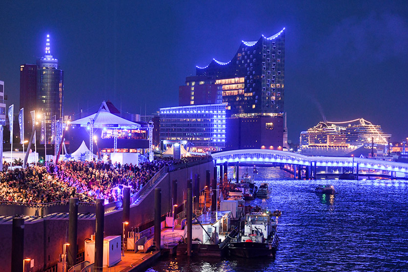 Hamburg Cruise Days mit Beleuchtung bei Nacht. 
