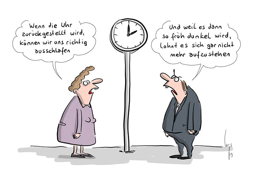 Cartoon von Mario Lars: Ein Seniorenpaar steht vor einer Uhr, beide blicken hinauf aufs Ziffernblatt. Sie sagt: "Wenn die Uhr zurückgestellt wird, können wir uns so richtig ausschlafen". Er antwortet: "Und weil es dann so früh dunkel wird, lohnt es sich gar nicht mehr aufzustehen."