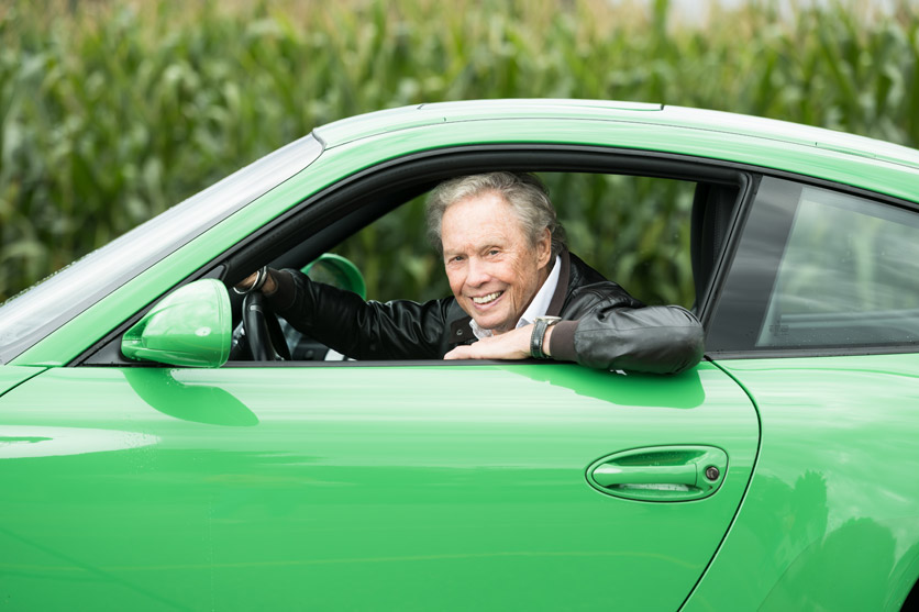 Portrait von Peter Kraus in seinem grünen Porsche.
