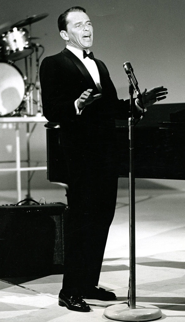 Schwarzweissbild des singenden Frank Sinatra