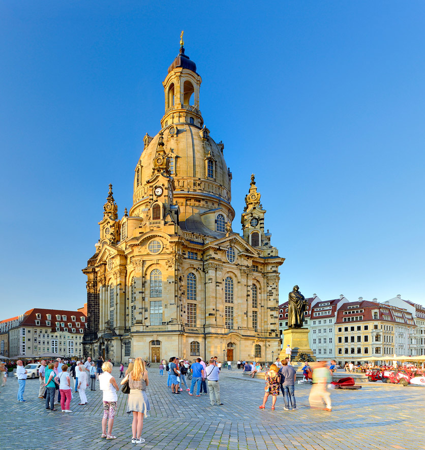 Touristen vor der Frauenkirche in Dresden.