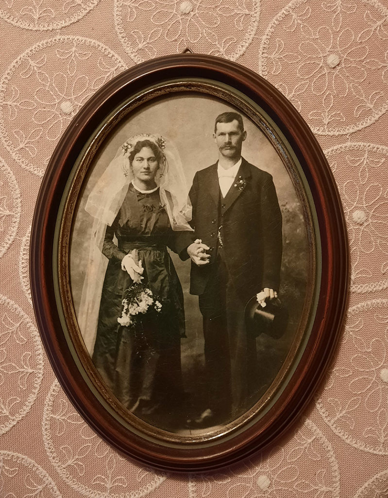 Das waren noch Zeiten: Hochzeitspaar von 1923 im ovalen Bilderrahmen