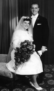 Schwarzweiss-Foto eines Hochzeitspaars in de 60er Jahren.