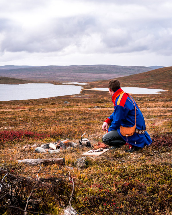 Ein Sami an einer Feuerstelle in Lappland.
