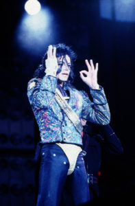 Michael Jackson auf der Bühne, ca. 1992, in blauem Scheinwerferlicht.