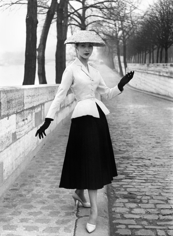 New Look von Christian Dior: ein Fotomodel im schwarzen Rock, mit schwarzen Handschuhen und Hut um 1947