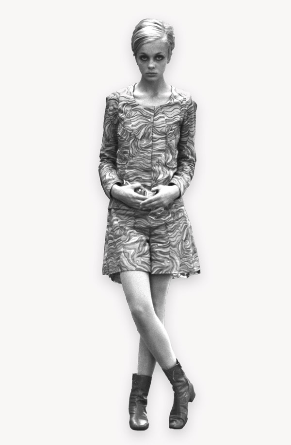 Model Twiggy trägt ein Minikleid und schaut trotzig in die Kamera. Schwarzweissaufnahme von 1968.