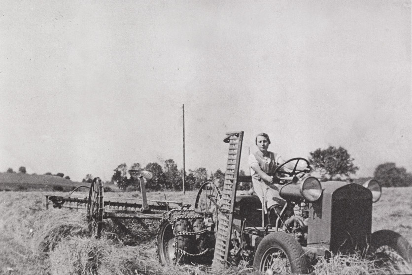 Das waren noch Zeiten: Die Mutter von Albert Rey auf einem Traktor bei der Arbeit.