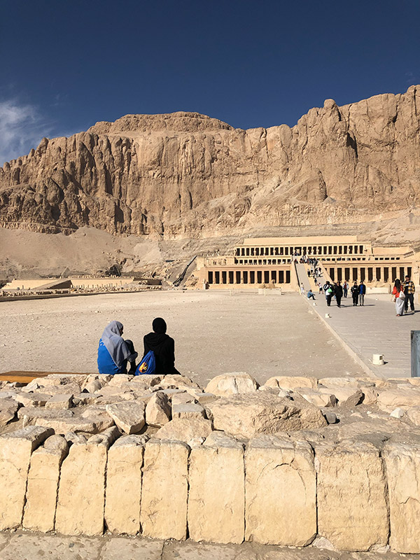 Vor einer eindrücklichen Felswand thront der Tempel der Hatschepsut.