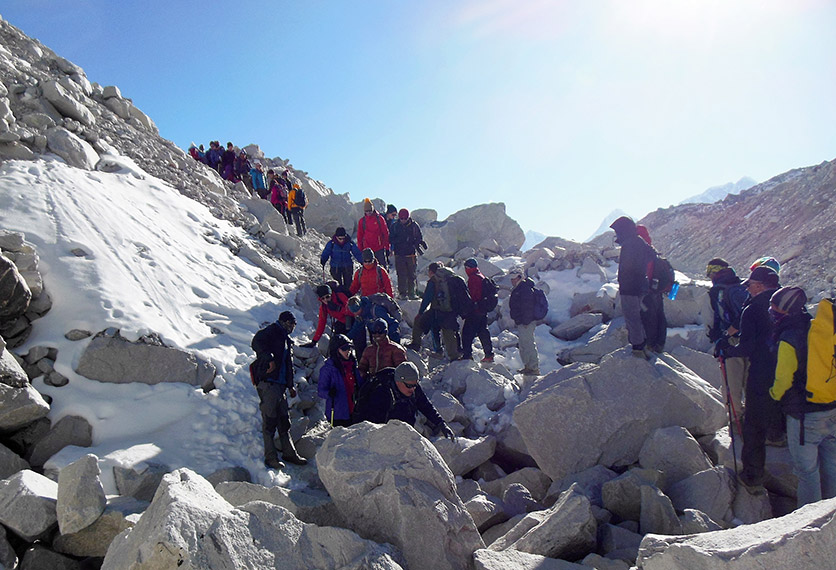 Bergsteiger überqueren einen Gletscher auf dem Weg zum Mount Everest.