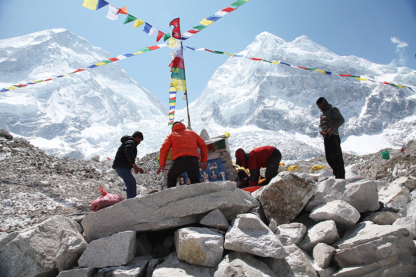 Sherpas errichten im Basislager des Mount Everest einen Puja Altar. 
