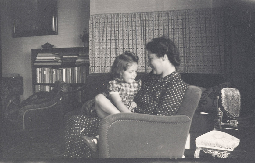 Das waren noch Zeiten: Regula Stern sitzt als kleines Mädchen ihrer Mutter auf dem Schoss. Foto von 1945.