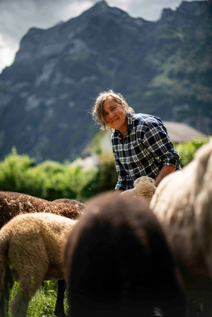 Alpofon: Beraterin Barbara Sulzer inmitten einer Schafherde
